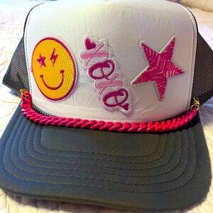 🌼🌼 3for 15🌼🌼
NWT Dark Grey Trucker Hat with Pink chain with cute patches